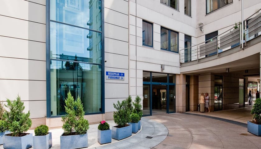 Wejście do budynku - nowa siedziba spółki Ekosystem przy ul. Legnickiej 51–53. 