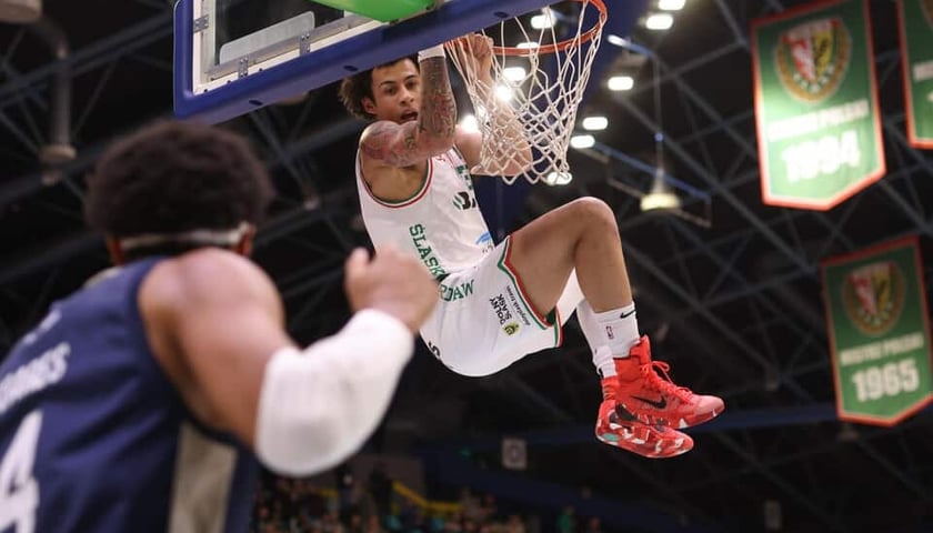 Issuf Sanon wiszący na obręczy podczas meczu z Dzikami w Orbicie