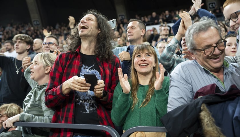 Radość kibiców Śląska po zdobyciu punktów przez WKS podczas ostatniego spotkania z Anwilem, 26 grudnia 2024 roku w hali Stulecia.