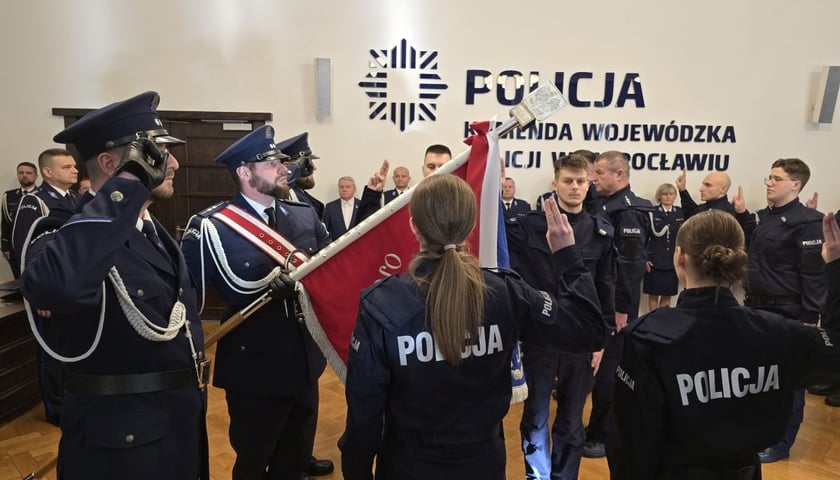 Ślubowanie nowych policjantek i policjantów we Wrocławiu
