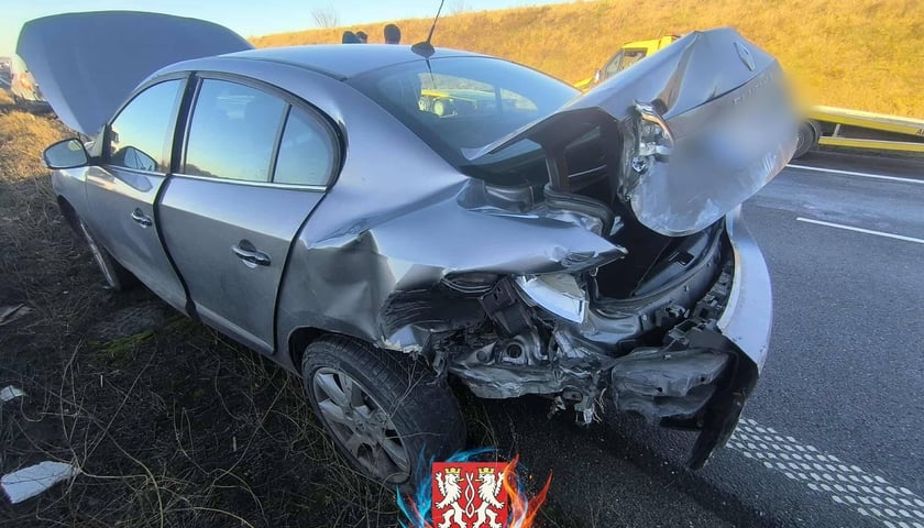 Auto ze zniszczonym w wyniku wypadku bagażnikiem, wypadek na A4 w poniedziałek 15 grudnia 