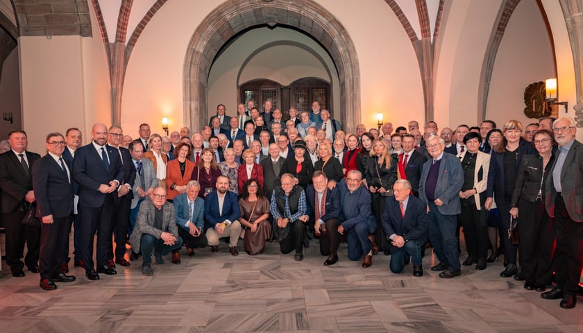 Radni Rady Miejskiej Wrocławia wszystkich kadencji od 1990 roku z medalami Ad Gloriam Urbis 