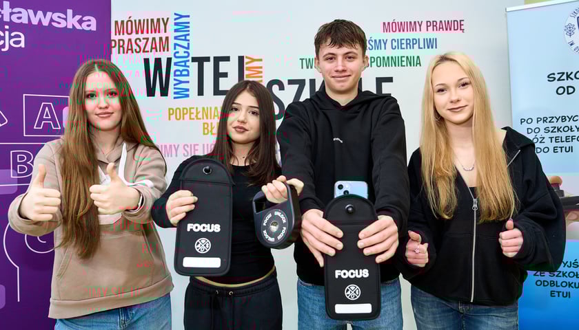 Aleksandra, Julia, Mikołaj i Marysia na konferencji prasowej 