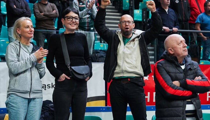 Grupa kibiców na trybunie Orbity podczas meczu Śląska z Czarnymi (15 grudnia 2025)