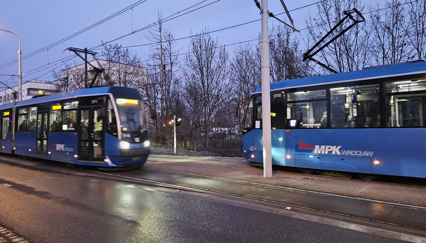 Dwa tramwaje mijające się na torowisku - mijanka na ul. Przyjaźni.