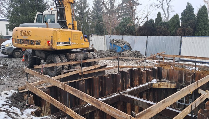 Ciężki sprzęt przy budowie kanalizacji na osiedlu Kłokoczyce we Wrocławiu