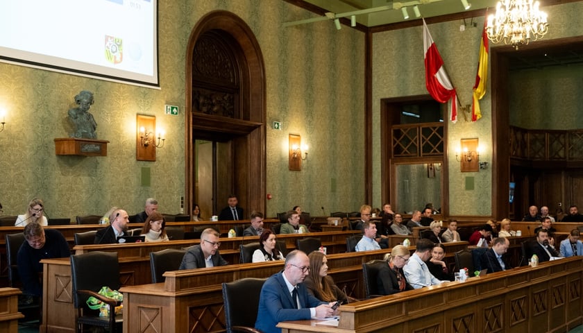 Sesja Rady Miejskiej Wrocławia - radni na sali sesyjnej. Zdjęcie ilustracyjne