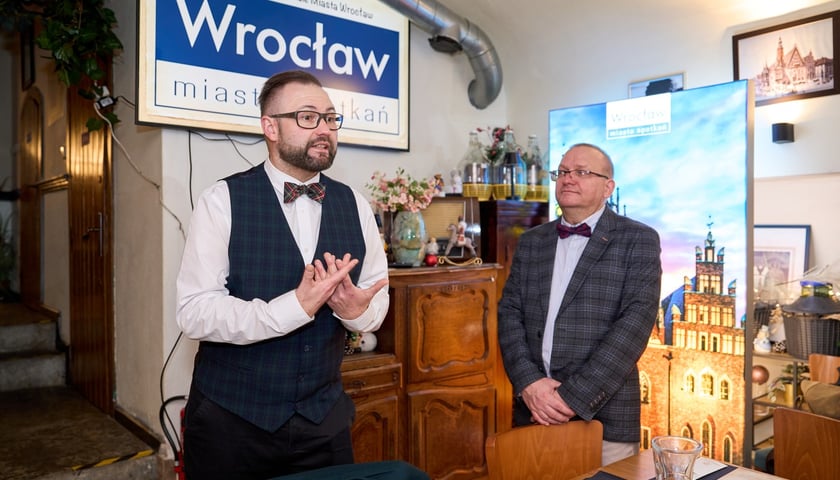 <p>Warsztaty kulinarne w Restauracji Wrocławskiej &ndash; dr Grzegorz Sobel (z prawej) i dr Tomasz Sielicki (z lewej) opowiadają o wrocławskiej kuchni&nbsp;</p>