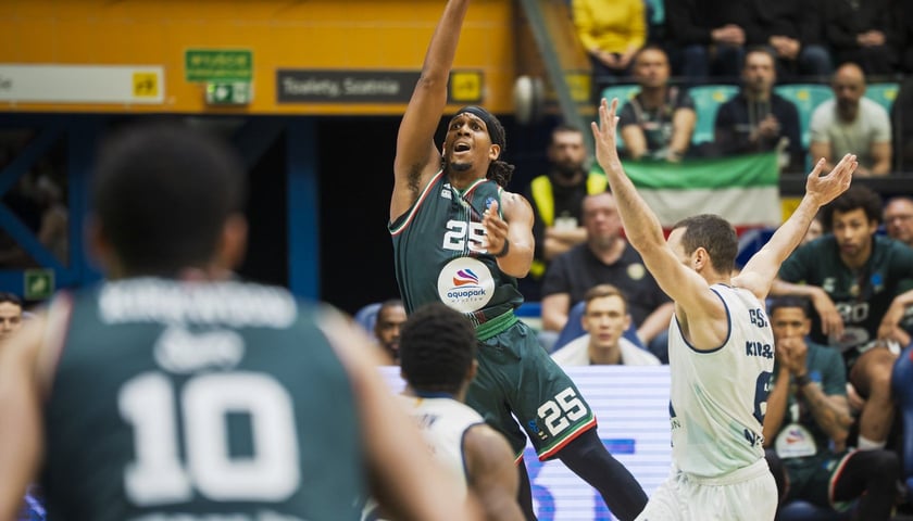 Rozgrywający Śląska Kadre Gray walczy pod koszem w meczu EuroCup z Baxi Manresa