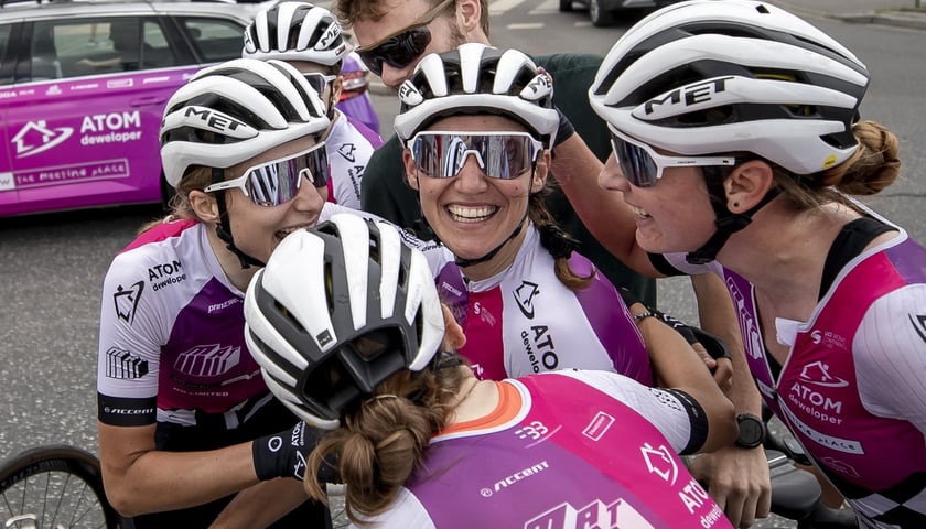 Uśmiechnięta Monika Brzeźna i koleżanki z drużyny podczas mistrzostw Polski 