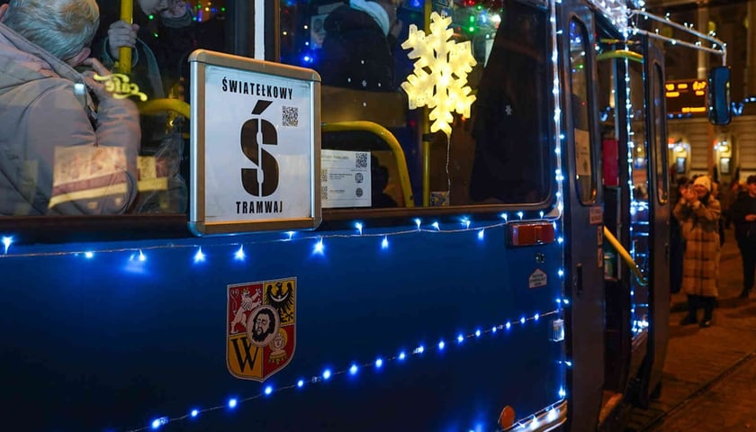 "Światełkowy tramwaj" sfotografowany 6 grudnia na przystanku "Opera" 