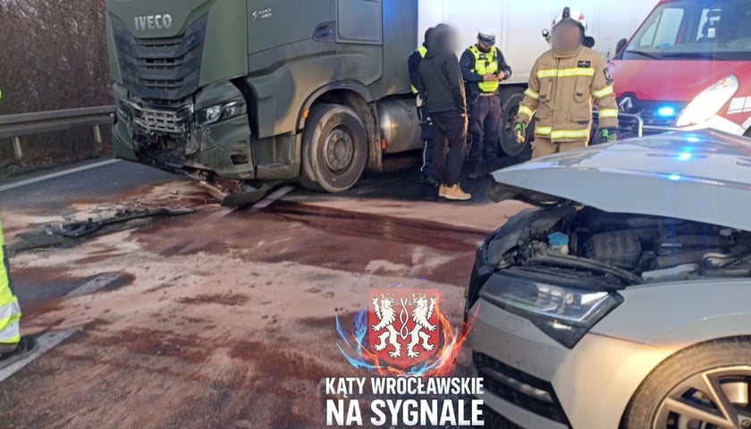 Zderzenie ciężarówki i osobówki na węźle Kostomłoty - A4 - 18.12.2025 r. 