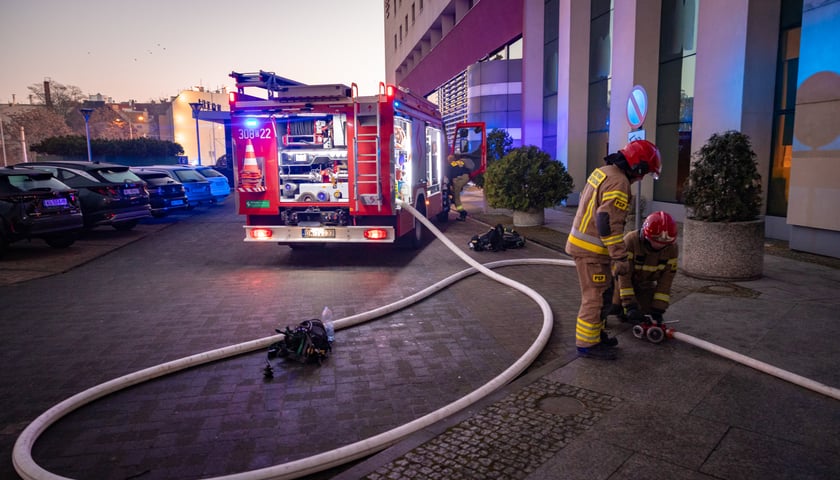 Straż pożarna pod hotelem Plaza we Wrocławiu