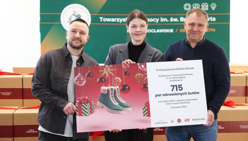Od lewej: Filip Kozak, Katarzyna Aszkiełowicz-Sukhov, Maciej Gudra podczas przekazania 715 par butów TBA we Wrocławiu