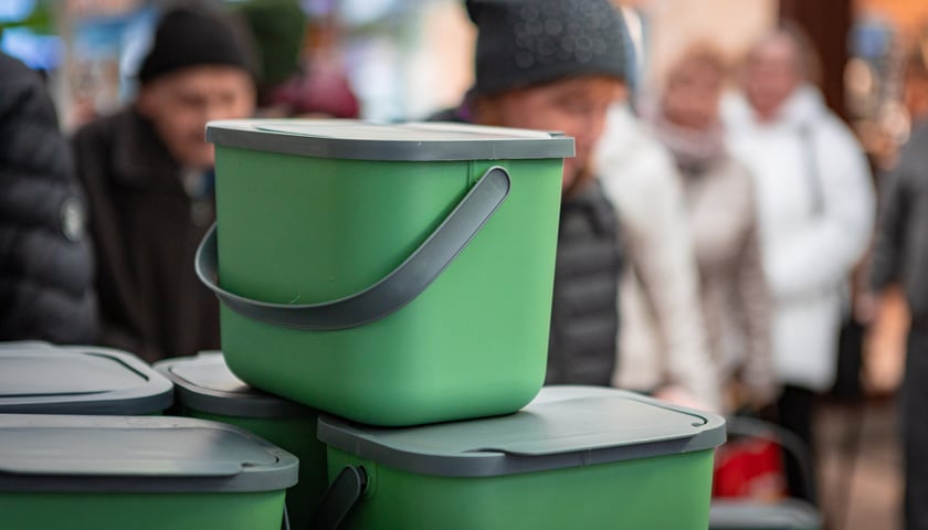 Zielone biopojemniki z szarymi uchwytami podczas jednego z eventów rozdawania