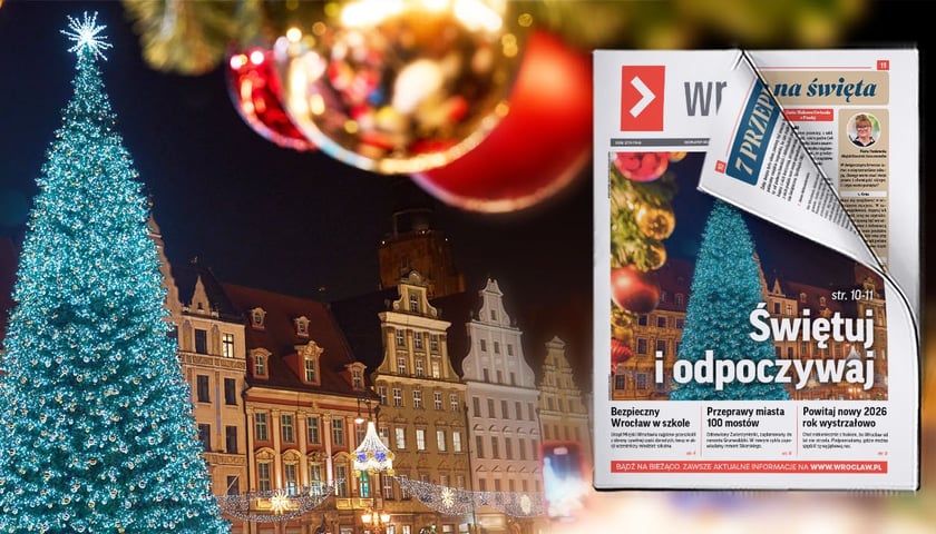 Rozświetlona choinka na tle kamienicy Pod 7 Elektorami nocą, z kolorowymi bombkami po obu stronach zdjęcia, a do tego napis "Świętuj i odpoczywaj"