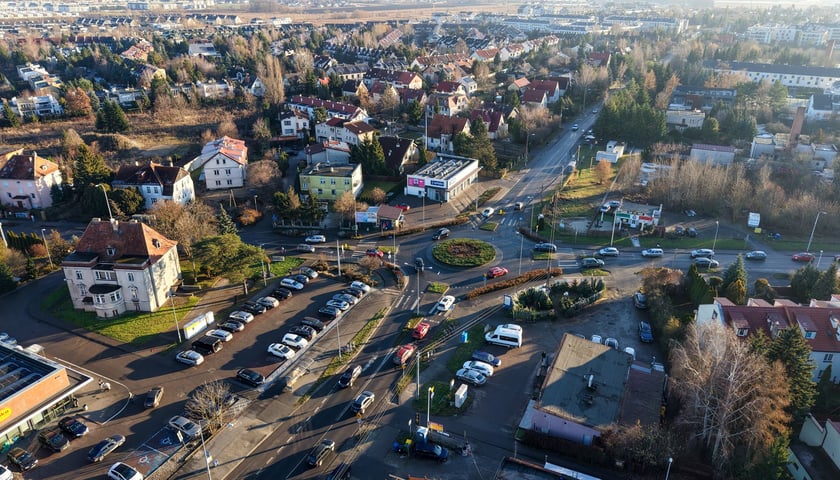 Ulica Grota-Roweckiego z lotu ptaka. Widok na skrzyżowanie z Parafialną 