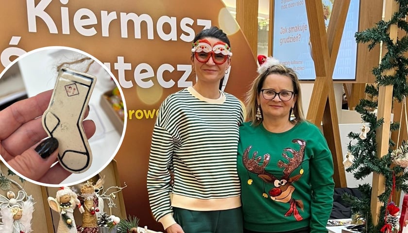 W tle - dwie kobiety w świątecznych przebraniach stojące przy kramiku z ozdobami choinkowymi. W kółku - ceramiczna ozdoba choinkowa w kształcie skarpetki.