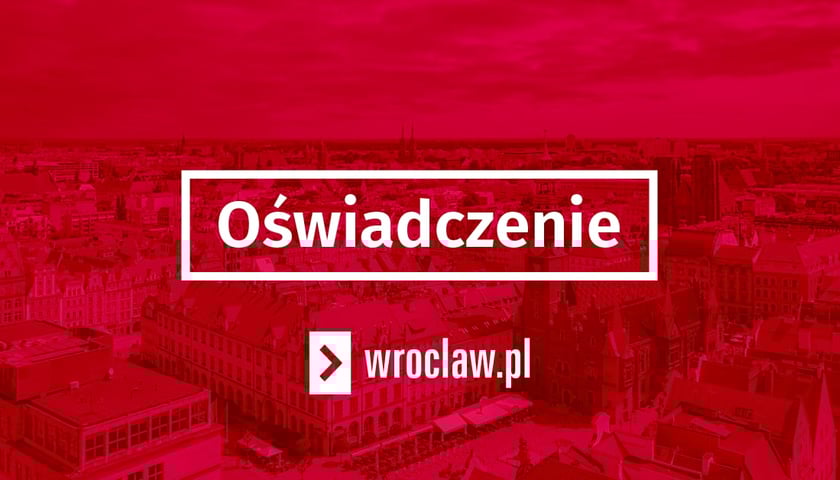 czerwona tablica z napisem: oświadczenie