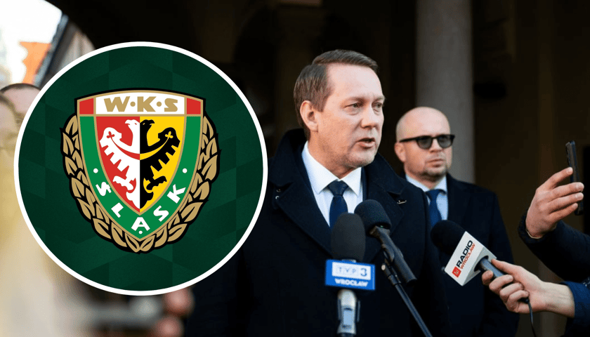 Michał Młyńczak, wiceprezydent Wrocławia, przewodniczący komisji, informuje dziennikarzy o zakończeniu negocjacji z Mariuszem Iwańskim w sprawie prywatyzacji Śląska Wrocław, w kółku logo WKS Śląska Wrocław