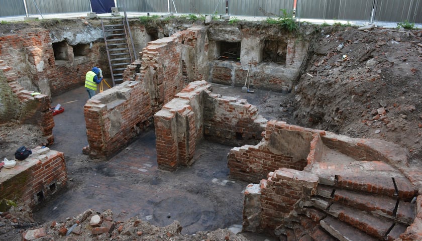 Prace na działce przy ul. Kuźniczej we Wrocławiu. Na zdjęciu widać pozostałości murów piwnicznych