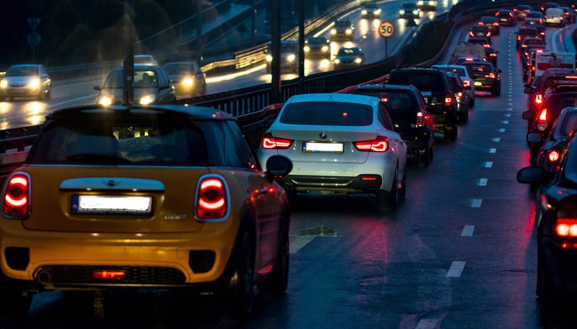 Samochody stoją w korku, zdjęcie ilustracyjne