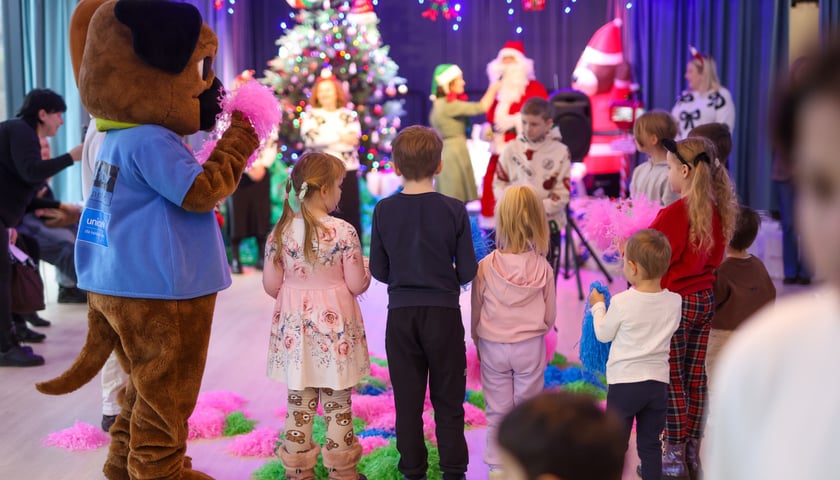 Paczki Dobrych Relacji w w siedzibie fundacji dla dzieci Zobacz Mnie przy ul. Bolkowskiej, 22 grudnia 2025