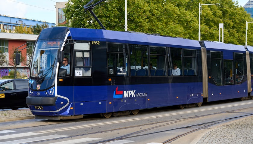 Tramwaj jadący na zdjęciu ilustracyjnym