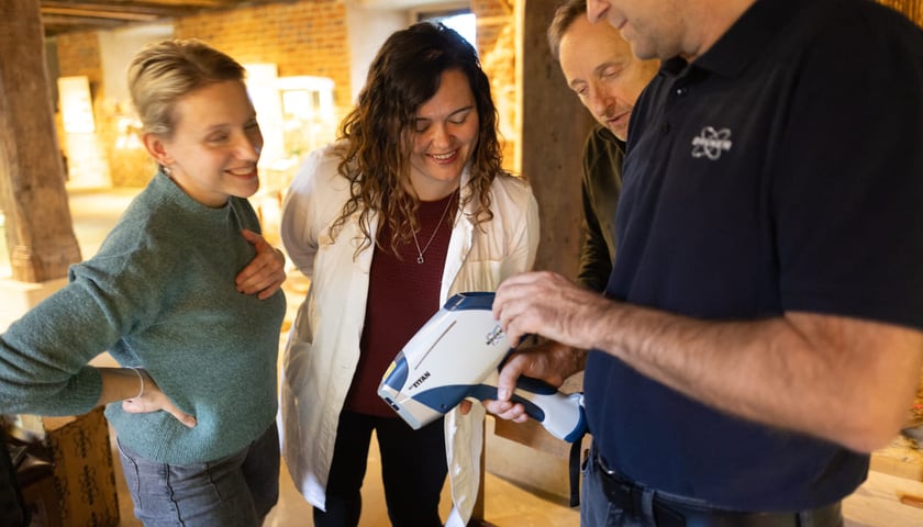 Pracownic Muzeum Miejskiego Wrocławia z ręcznym spektrometrem.
