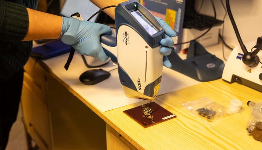 <p><span style="font-size: 11.0pt; line-height: 107%; font-family: 'Calibri',sans-serif; mso-ascii-theme-font: minor-latin; mso-fareast-font-family: Calibri; mso-fareast-theme-font: minor-latin; mso-hansi-theme-font: minor-latin; mso-bidi-font-family: 'Times New Roman'; mso-bidi-theme-font: minor-bidi; mso-ansi-language: PL; mso-fareast-language: EN-US; mso-bidi-language: AR-SA;">ręczny spektrometr fluorescencji rentgenowskiej Bruker S1 Titan 800</span></p>