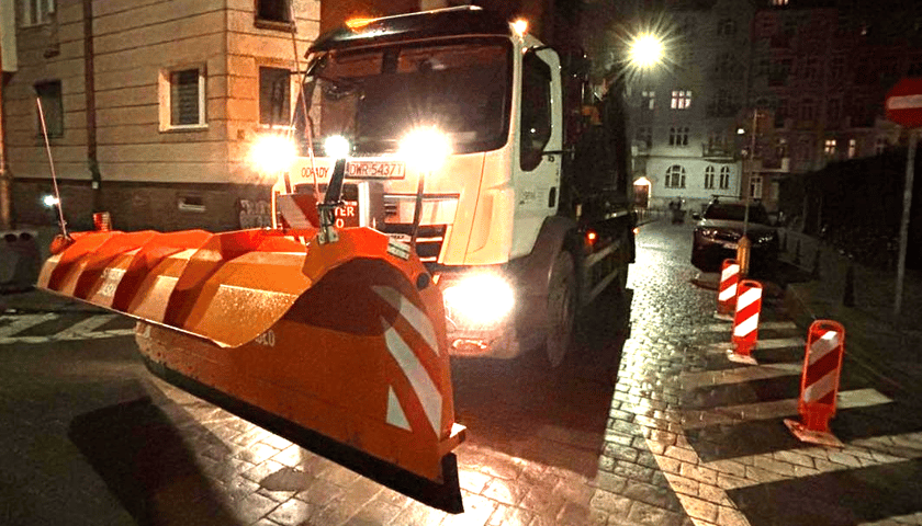 W nocy z 22 na 23 drogi były posypywane. Temperatura w okolicach zera sprawiała, że ulice stały się śliskie 