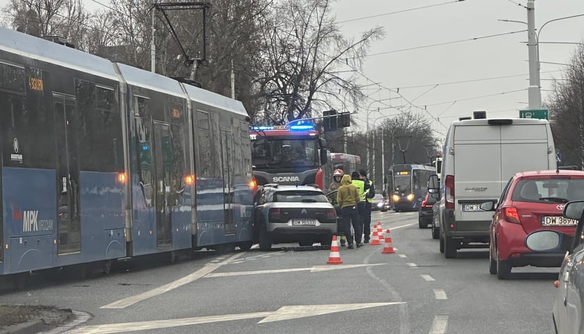 Zderzenie tramwaju z samochodem na ul. Grabiszyńskie, 23.12.2025 r. 