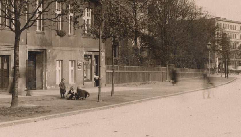 Rok 1912, przy ul. Legnickiej 28-30.