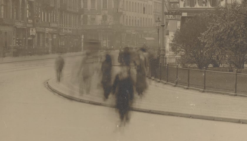 Rok 1916, ulica Świdnicka. Półprzezroczyste postacie przechodniów.