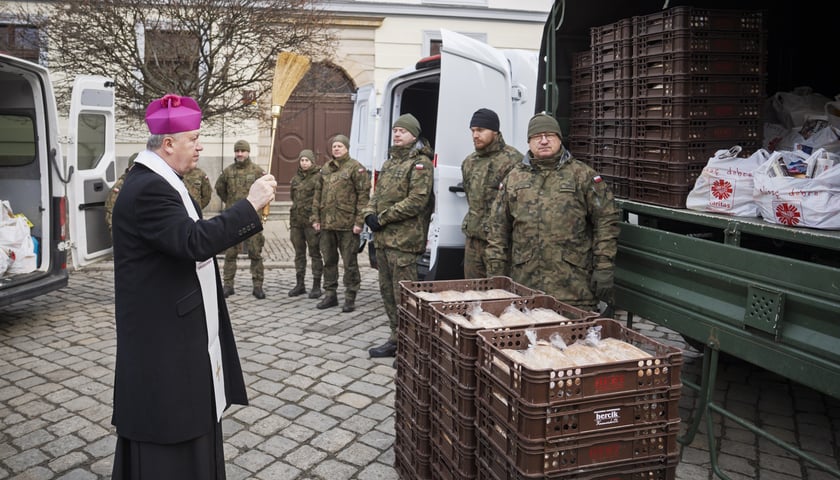 Arcybiskup Józef Kupny, który błogosławi pokarmy