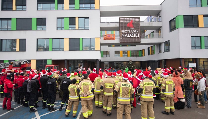 Służby przed budynkiem Przylądka Nadziei we Wrocławiu