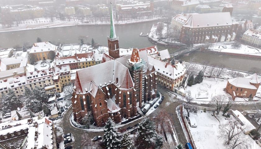 Ostrów Tumski we Wrocławiu w zimie. Widok z lotu ptaka.