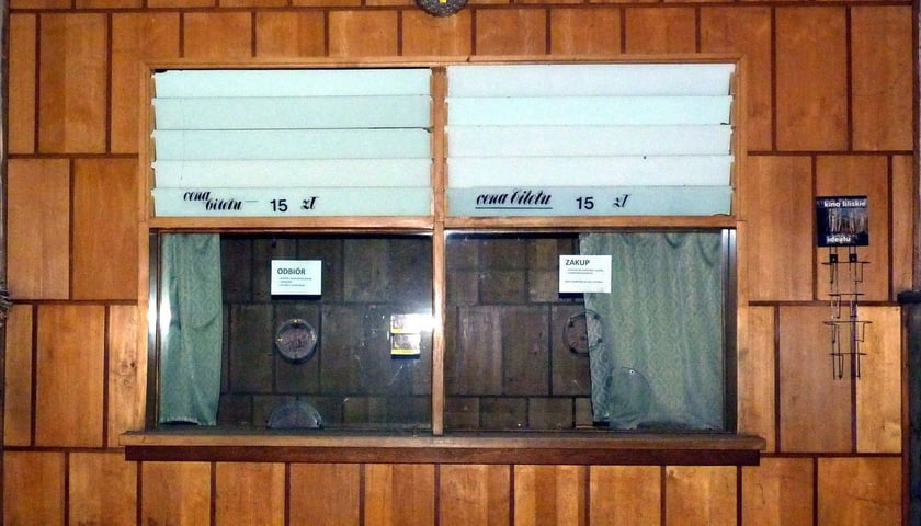 Budynek po kinie Lwów w 2022 roku (zdjęcie dzięki uprzejmości osób prowadzących profil FB Introwertyczny Wrocław i jego dzikie okolice)