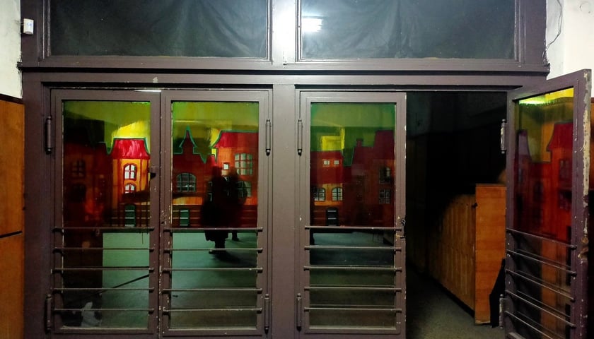 Budynek po kinie Lwów w 2022 roku (zdjęcie dzięki uprzejmości osób prowadzących profil FB Introwertyczny Wrocław i jego dzikie okolice)