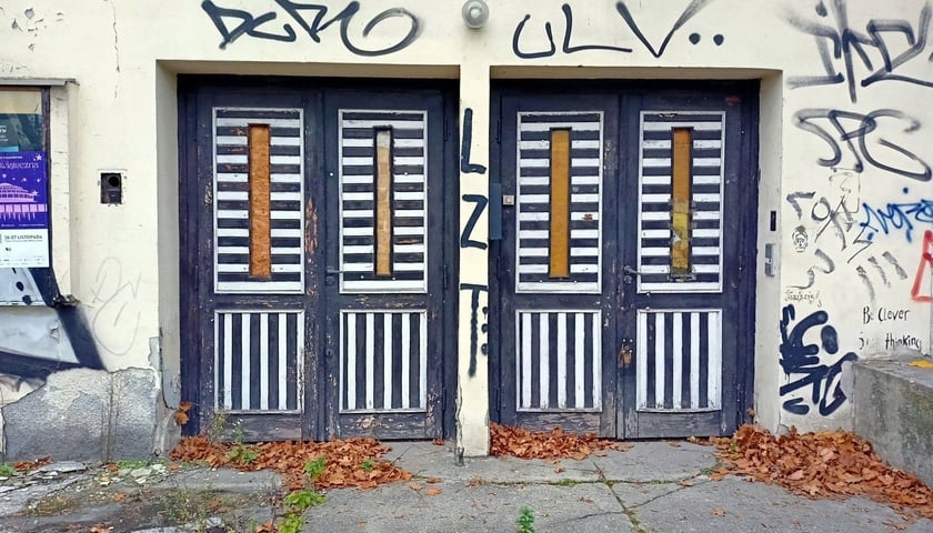 Budynek po kinie Lwów w 2022 roku (zdjęcie dzięki uprzejmości osób prowadzących profil FB Introwertyczny Wrocław i jego dzikie okolice)