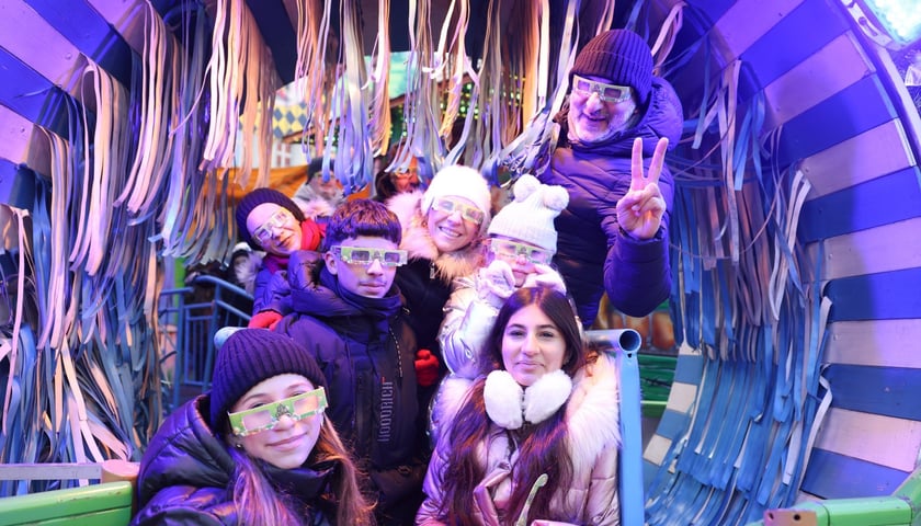 Jarmark Bożonarodzeniowy we Wrocławiu: grupa odwiedzających pozująca na tle świątecznej scenerii 