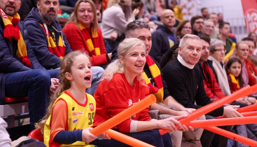 Zdjęcia dopingujących kibiców z meczu Ślęza Wrocław - Energa Toruń - 27.12.2025 r. 