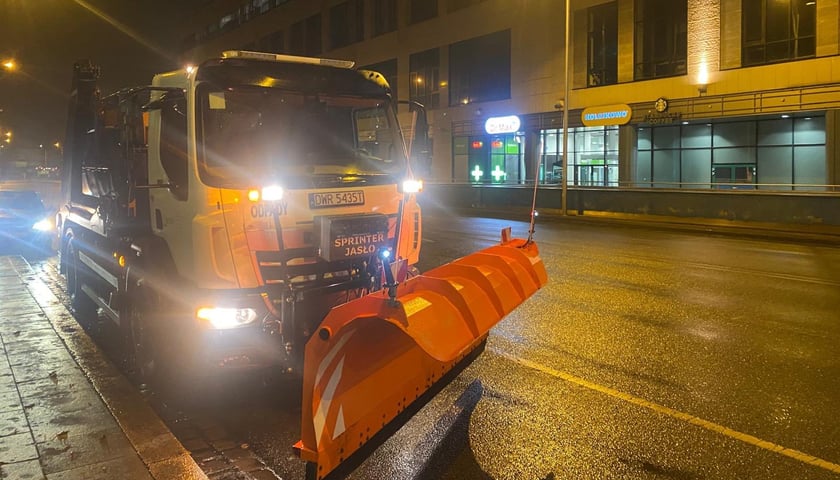 Na zdjęciu pługopiaskarka na ulicach Wrocławia