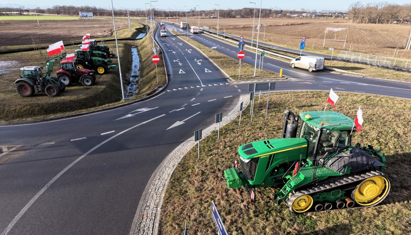 Protest rolników przy rondzie Ochotniczych Straży Pożarnych na Wschodniej Obwodnicy Wrocławia na wysokości miejscowości Kiełczówek w pobliżu wrocławskiego Wojnowa 