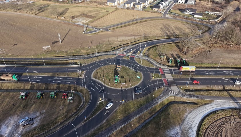 Protest rolników przy rondzie Ochotniczych Straży Pożarnych na Wschodniej Obwodnicy Wrocławia na wysokości miejscowości Kiełczówek w pobliżu wrocławskiego Wojnowa
