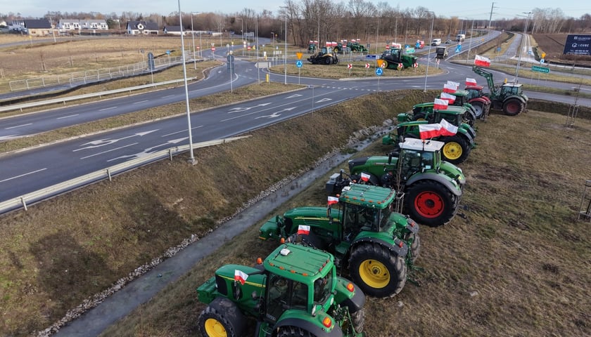 Protest rolników przy rondzie Ochotniczych Straży Pożarnych na Wschodniej Obwodnicy Wrocławia na wysokości miejscowości Kiełczówek w pobliżu wrocławskiego Wojnowa
