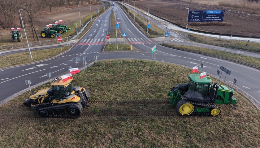 Protest rolników przy rondzie Ochotniczych Straży Pożarnych na Wschodniej Obwodnicy Wrocławia na wysokości miejscowości Kiełczówek w pobliżu wrocławskiego Wojnowa