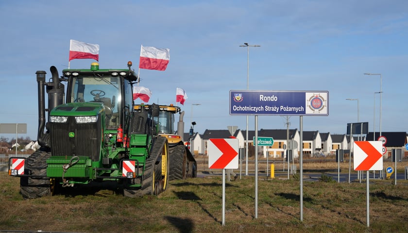 Protest rolników przy rondzie Ochotniczych Straży Pożarnych na Wschodniej Obwodnicy Wrocławia na wysokości miejscowości Kiełczówek w pobliżu wrocławskiego Wojnowa