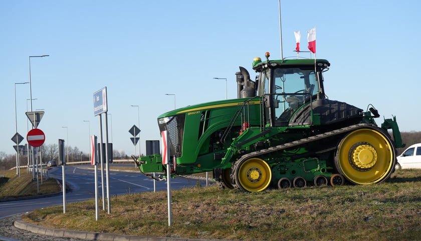 Protest rolników przy rondzie Ochotniczych Straży Pożarnych na Wschodniej Obwodnicy Wrocławia na wysokości miejscowości Kiełczówek w pobliżu wrocławskiego Wojnowa