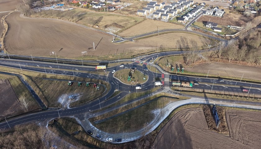 Protest rolników przy rondzie Ochotniczych Straży Pożarnych na Wschodniej Obwodnicy Wrocławia na wysokości miejscowości Kiełczówek w pobliżu wrocławskiego Wojnowa